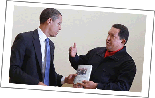 Barack Obama recibe de Hugo Chávez un ejemplar de Las venas abierta de América Latina.