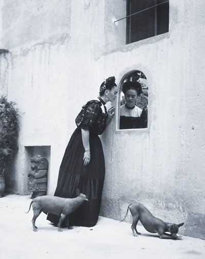 Frida Kahlo y sus perros itzcuintli, foto de Lola Álvarez Bravo (1944)